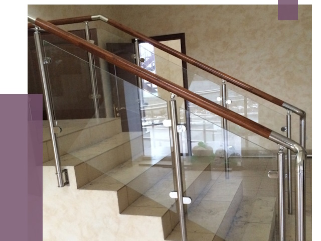 Комбинированные перила из металла и дерева в Пугачёве